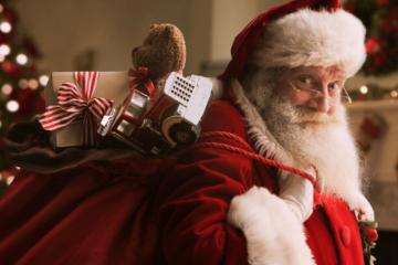 Père Noël en rouge portant un sac