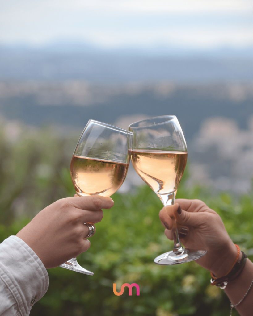 Inspiration photo et légende Instagram : verres qui trinquent