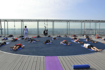 Groupe qui fait du yoga sur la Tour Montparnasse