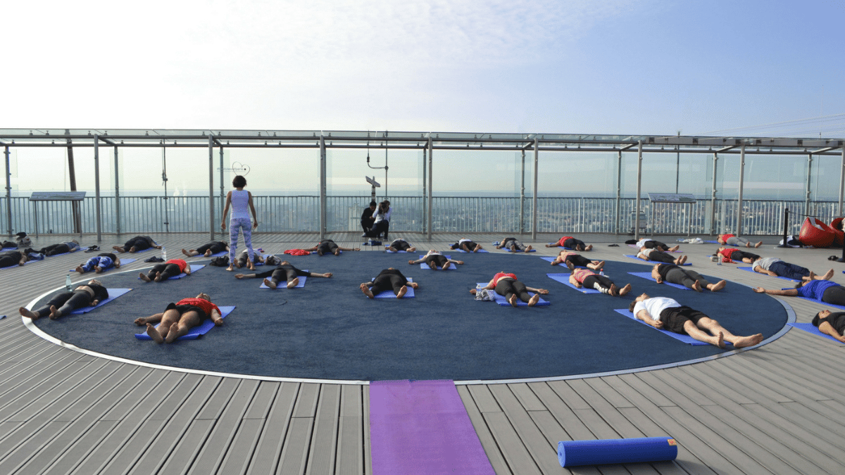 Groupe qui fait du yoga sur la Tour Montparnasse