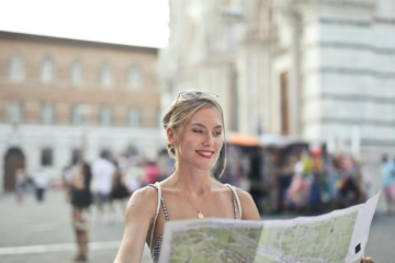 Une femme lit une carte pendant un voyage